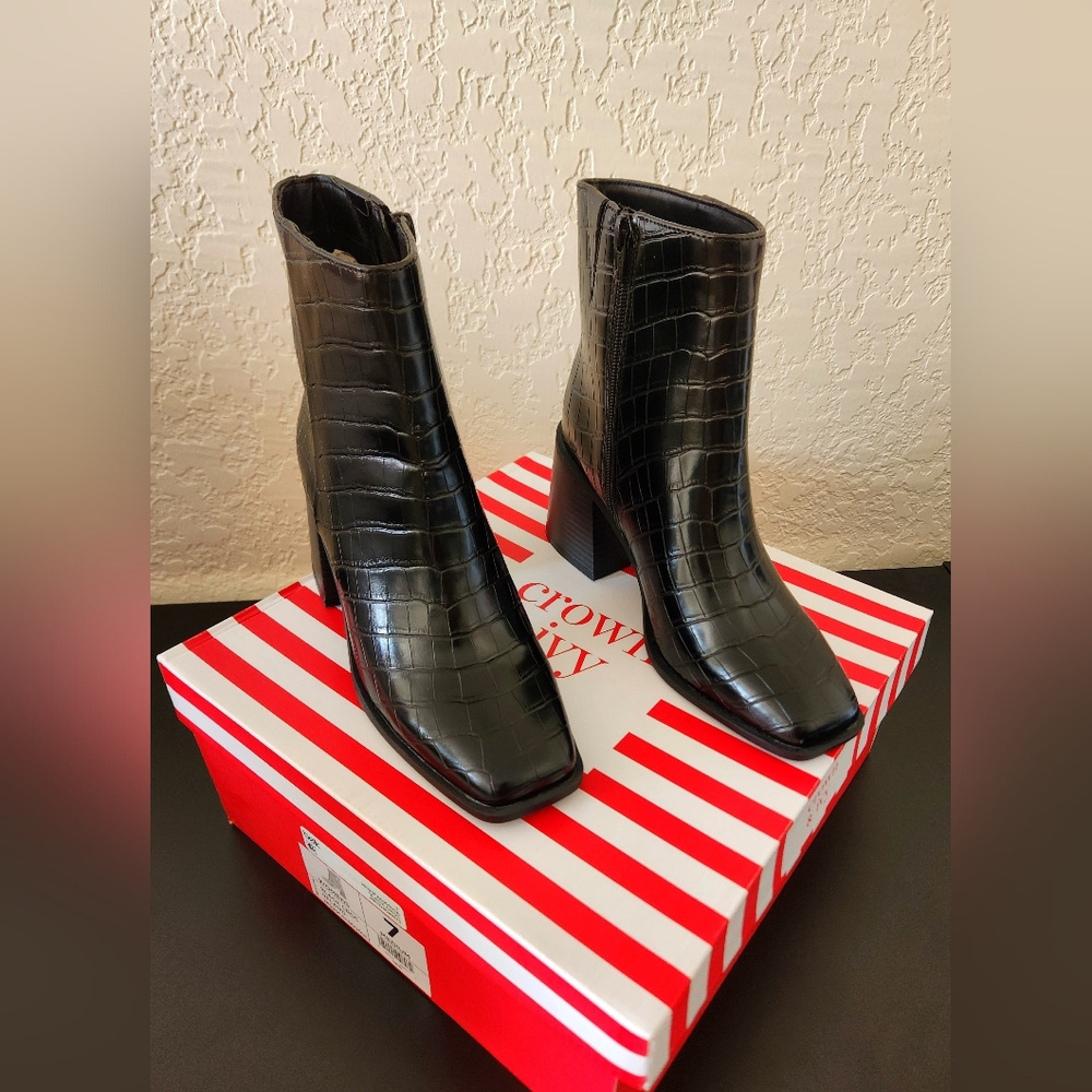 Crown & Ivy Black Croc-Pattern Ankle Boots